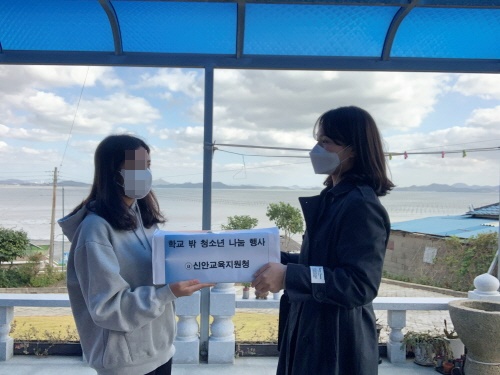 신안군이 관내 학교 밖 청소년에게 개인학습이 원만하게 이뤄져 건강하게 극복해 나갈 수 있도록 도움을 주고자 식료품, 감염 예방 물품, 학습 물품 등을 전달했다. (사진=신안군 제공)