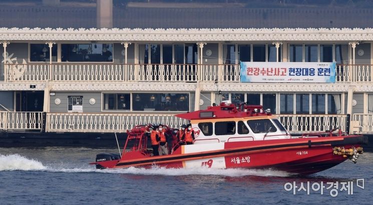 [포토] '구조되는 화재 유람선 승객들'