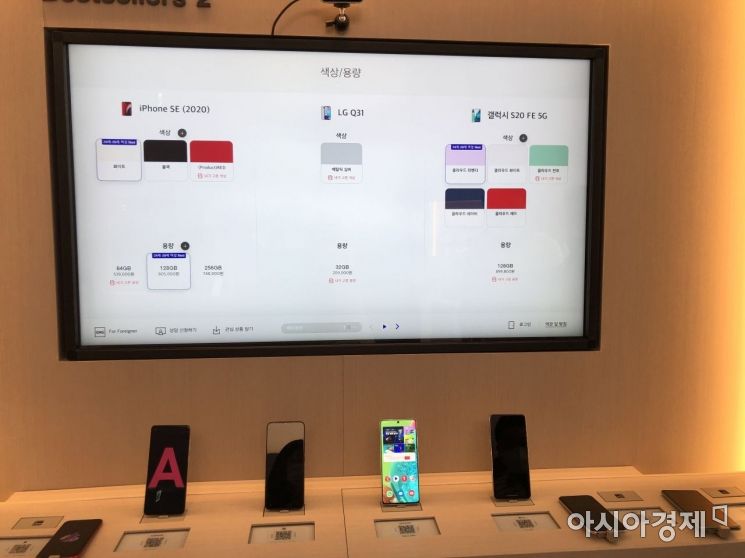 T팩토리 1층 베스트셀러 존에서는 원하는 기기를 3대까지 동시에 비교해볼 수 있다.