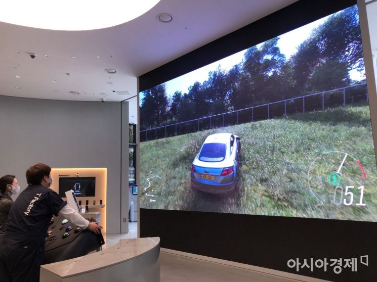 [르포]홍대 T팩토리 가보니…아이폰·갤럭시 꺼내면 스펙 비교