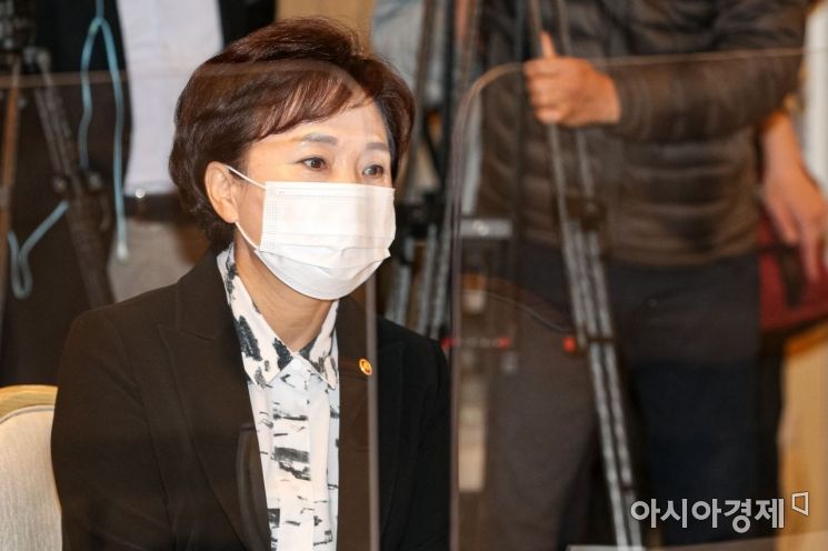 김현미 국토교통부 장관이 10월28일 서울 종로구 정부서울청사에서 열린 '제9차 부동산시장 점검 관계장관회의'에 참석하고 있다./강진형 기자aymsdream@
