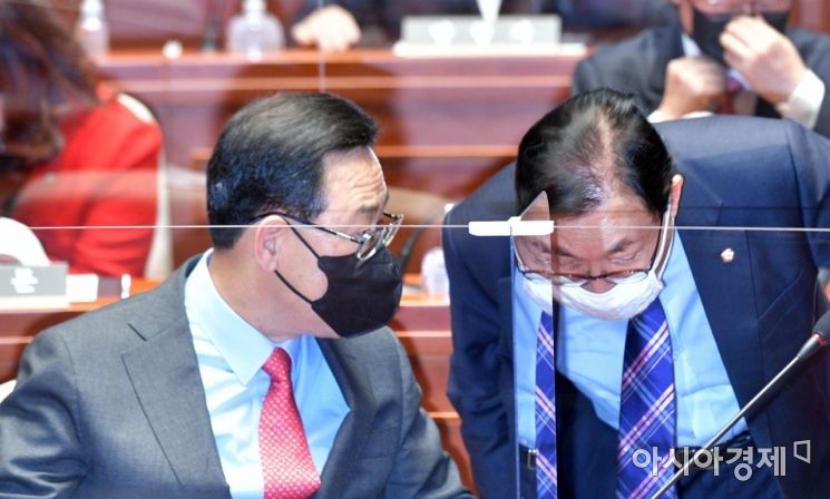 [포토] 이야기 나누는 주호영·이채익