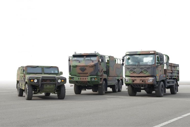 (왼쪽부터)소형 전술차량, 5t 방탄킷 차량,  2½t 중형표준차량