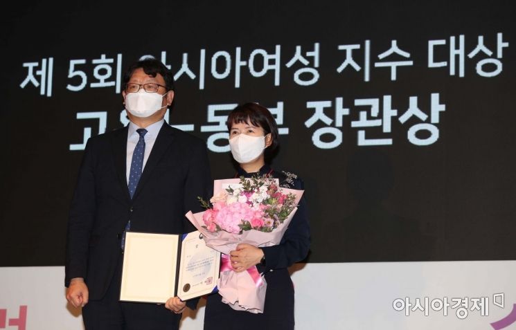 제5회 아시아여성지수 시상식에서 포스코가 고용노동부 장관상을 수상했다. 권기섭 고용노동부 고용정책실장(왼쪽)이 시상을 진행했다.