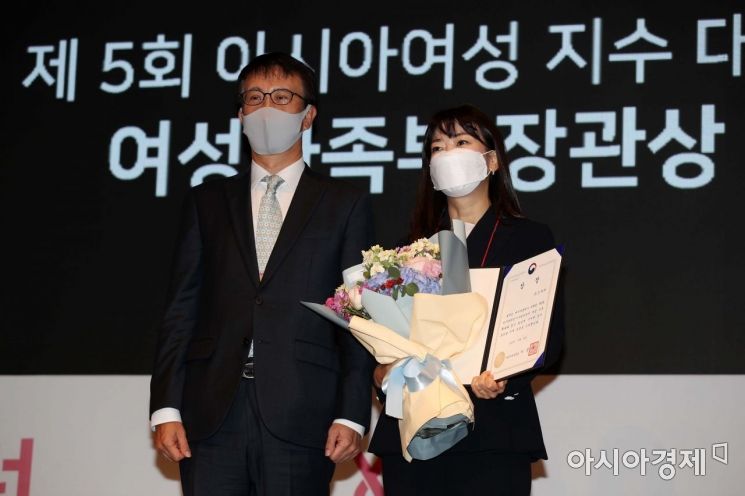 제5회 아시아여성지수 시상식에서 신세계가 여성가족부 장관상을 수상했다. 이의철 아시아경제 대표이사(왼쪽)가 대리 시상을 진행했다.