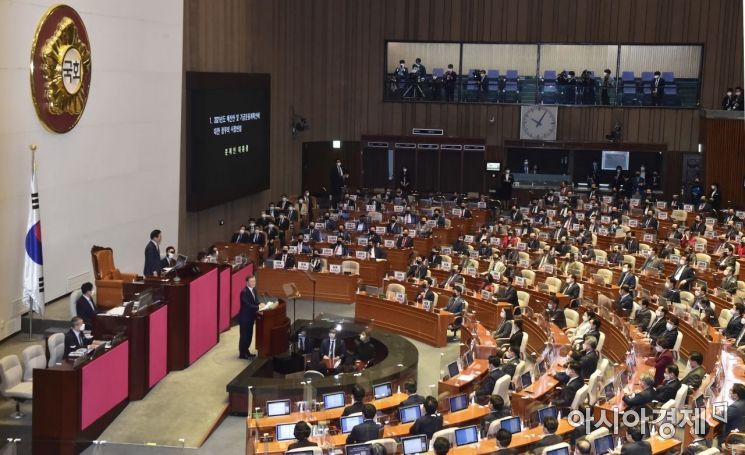 문재인 대통령이 28일 국회 본회의장에서 2021년도 예산안 시정연설을 하고 있다./윤동주 기자 doso7@