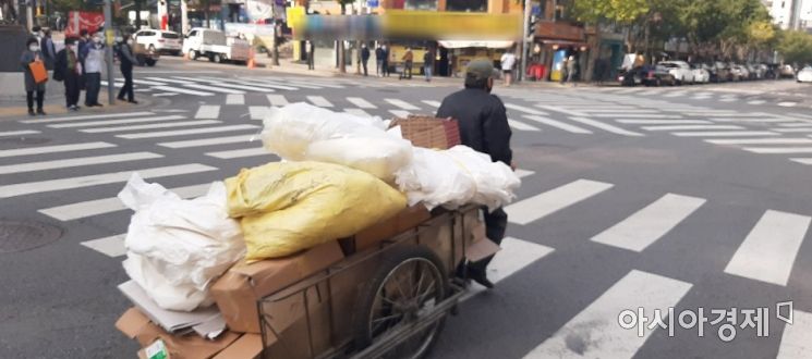 서울 중구 을지로 한 사거리에서 손수레에 폐지를 가득 실은 노인이 힘겹게 횡단보도를 가로질러 가고 있다. 사진=한승곤 기자 hsg@asiae.co.kr.