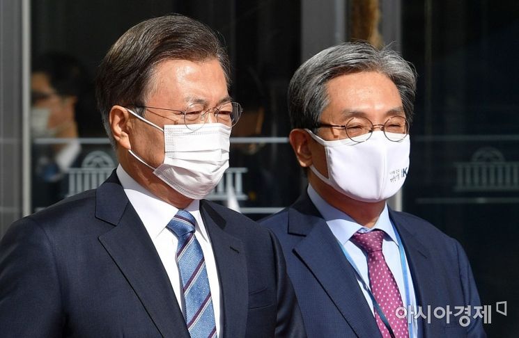 [포토] 국회 나서는 문재인 대통령