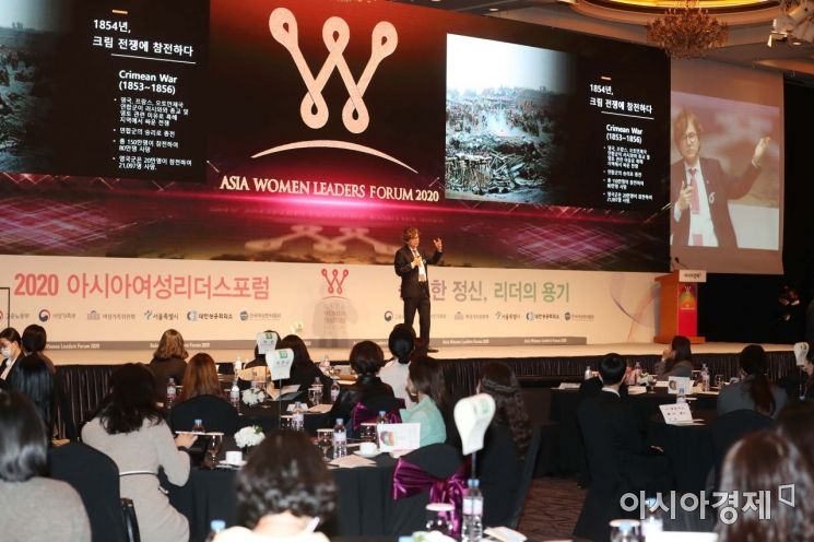 박형주 아주대학교 총장이 28일 서울 중구 롯데호텔에서 열린 '2020 아시아여성리더스포럼'에서 강연을 하고 있다. /문호남 기자 munonam@