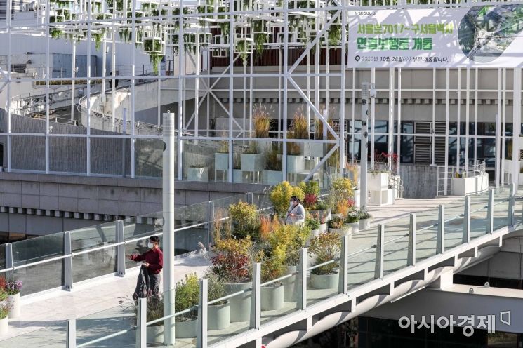 28일 서울 중구 서울로7017과 구 서울역사 옥상 폐쇄 주차램프 연결보행로가 개통돼 시민들에게 개방되고 있다./강진형 기자aymsdream@