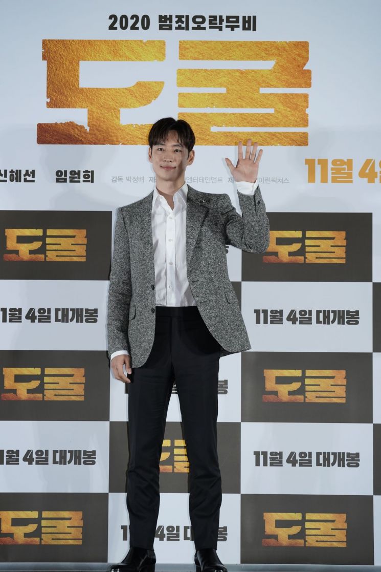 이제훈, '도굴' 멱살잡고 달린다…범죄오락물도 합격점[종합]