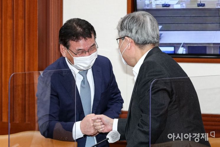 [포토]인사하는 이재갑 장관-서형수 저출산고령사회위원회 부위원장 