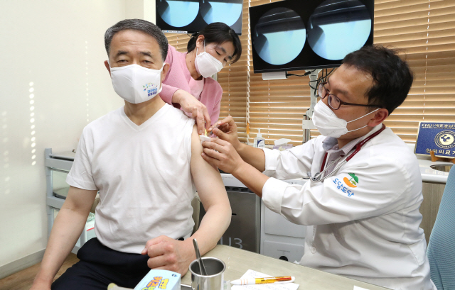 박능후 보건복지부 장관이 지난 27일 오후 세종시의 한 병원을 찾아 인플루엔자(독감) 예방접종을 하고 있다. /사진=연합뉴스