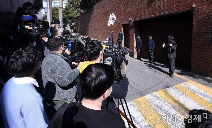 [포토] MB 자택 앞에 모인 취재진