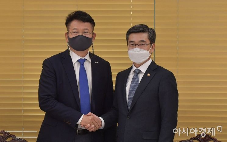 [포토] 인사 나누는 송영길 위원장·서욱 장관