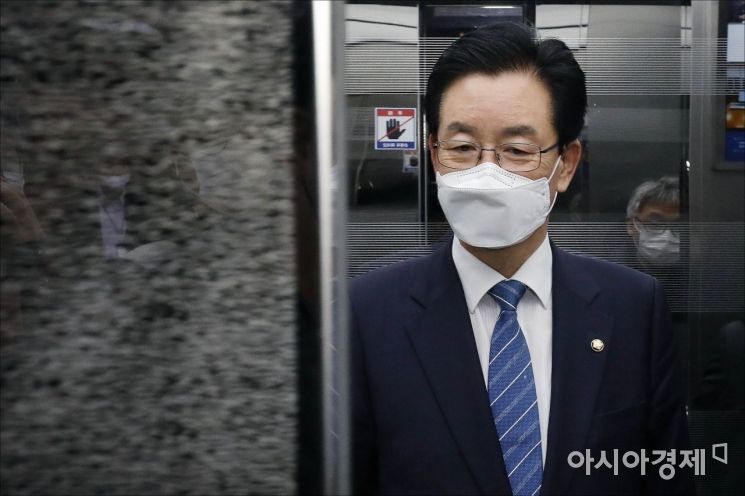 지난 총선 당시 회계 부정을 저지른 의혹을 받고 있는 정정순 더불어민주당 의원이 29일 국회 본회의를 마친후 회의장을 나서고 있다. 이날 본회의에서는 정 의원에 대한 체포동의안이 가결되었다./윤동주 기자 doso7@