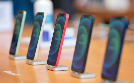 애플의 첫 5G 스마트폰 아이폰12 시리즈가 국내 공식 출시한 30일 서울 강남구 가로수길 애플스토어에서 제품이 전시돼 있다./김현민 기자 kimhyun81@
