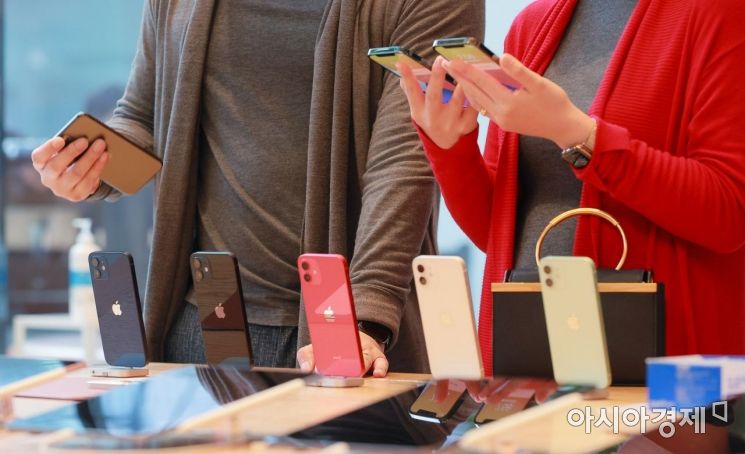 애플의 첫 5G 스마트폰 아이폰12 시리즈가 국내 공식 출시한 30일 서울 강남구 가로수길 애플스토어에서 고객들이 제품을 살펴보고 있다./김현민 기자 kimhyun81@