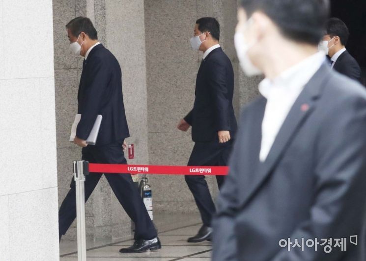 [포토]주주총회장 향하는 신학철 LG화학 부회장 