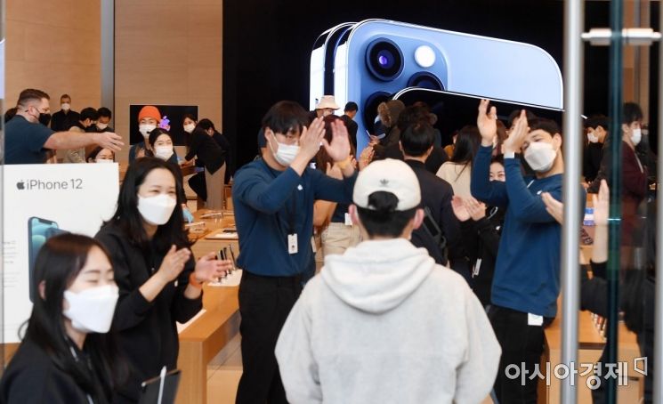 애플의 첫 5G 스마트폰 아이폰12 시리즈가 국내 공식 출시한 30일 서울 강남구 가로수길 애플스토어에서 고객들이 직원들의 축하를 받으며 입장하고 있다./김현민 기자 kimhyun81@