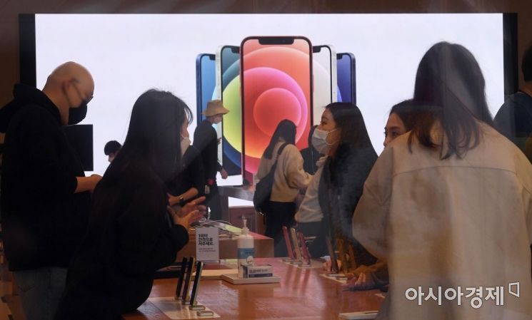 애플의 첫 5G 스마트폰 아이폰12 시리즈가 국내 공식 출시한 30일 서울 강남구 가로수길 애플스토어에서 고객들이 제품을 살펴보고 있다./김현민 기자 kimhyun81@
