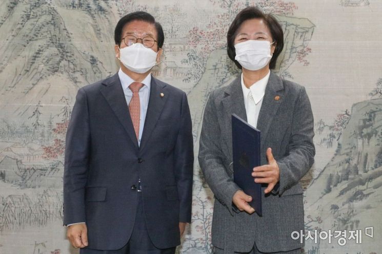 [포토] 공수처장 위촉식 받은 추미애 장관