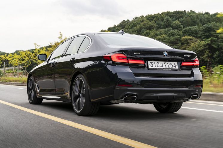 BMW 뉴 5시리즈 주행사진 후면