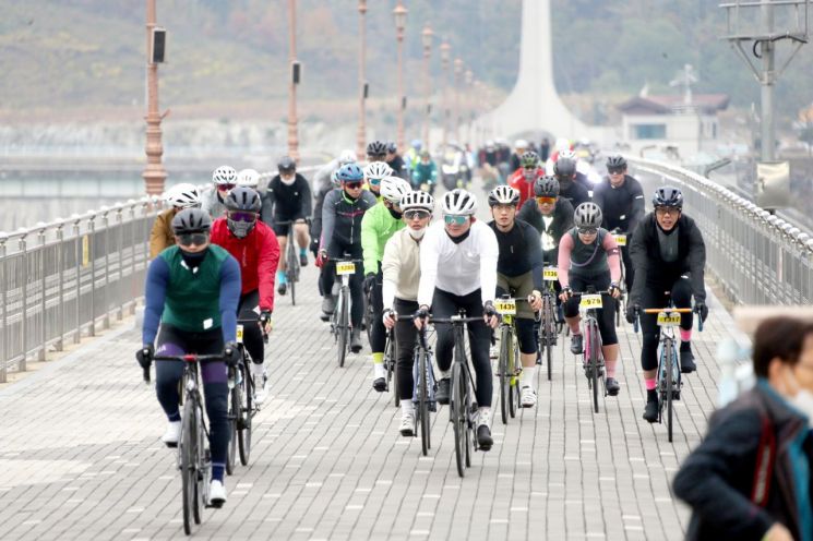 안동시, 자전거 마라톤 '제1회 안동호반 그란폰도'…1000명 라이더 몰려 
