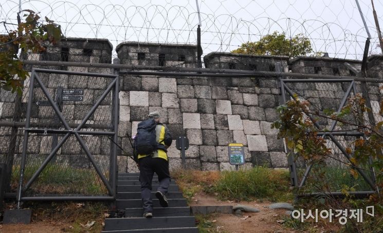 한양도성은 백악산을 기점으로 축조됐다. 1968년 1·21사태 이후 출입이 제한된 이 산은 2020년 1단계, 2022년 2단계에 이어 3단계 개방으로 주요 탐방로가 하나로 연결된다./김현민 기자 kimhyun81@