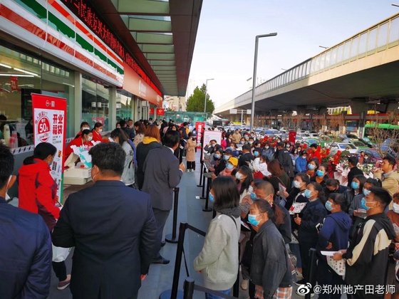 지난달 23일 중국 허난성 정저우에 세븐일레븐 1호점이 문을 열자 수많은 인파가 몰려 혼잡을 빚었다. /중국 웨이보 캡처