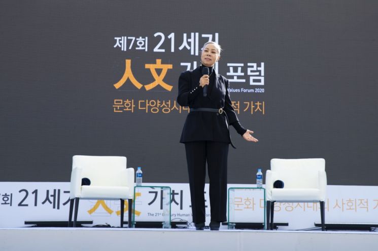 가수 인순이가 인문가치포럼 무대에 올라 인사하고 있다.