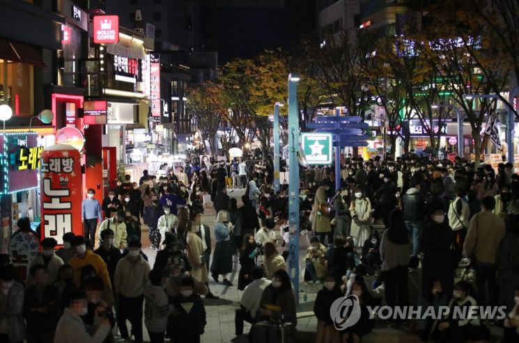 핼러윈 데이인 31일 서울 홍대거리가 인파로 북적이고 있다.