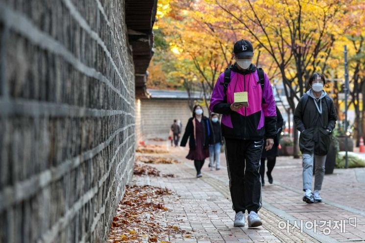 찬바람이 불며 쌀쌀한 날씨가 이어지고 있는 2일 서울 중구 덕수궁길에서 직장인들이 출근길에 오르고 있다./강진형 기자aymsdream@