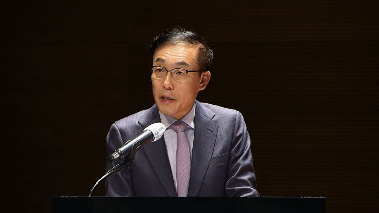 김기남 삼성전자 DS 부문장 부회장이 2일 열린 '삼성 AI 포럼 2020'에서 개회사를 하고 있다.