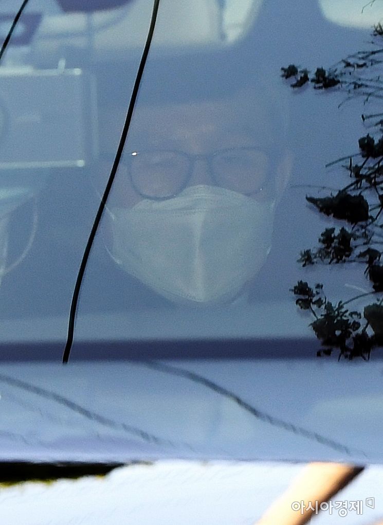 [포토]자택 나서는 이명박 