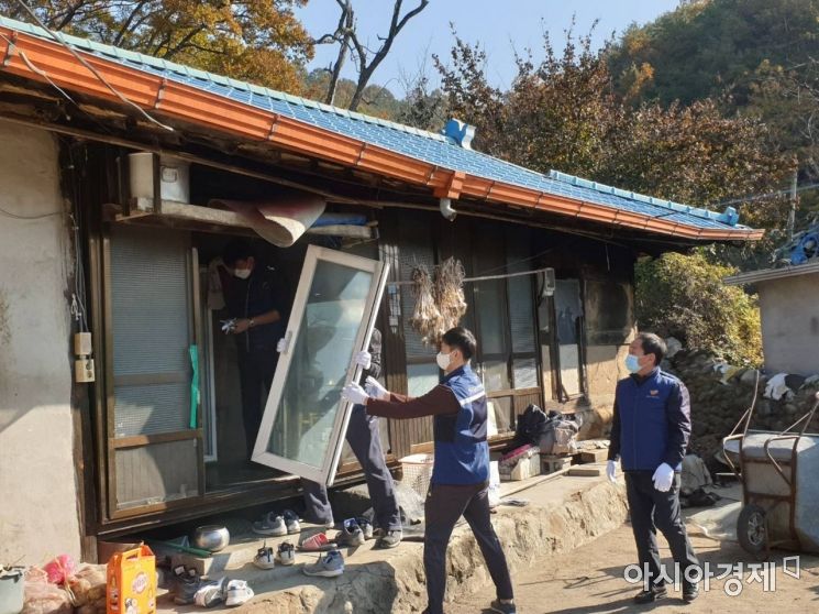 Korea Transportation Safety Authority Donates Skills for 'Housing Renovation' Near Gimcheon Headquarters