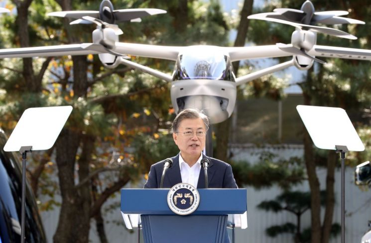 문재인 대통령이 30일 오전 현대자동차 울산공장에서 '친환경 이동수단, 깨끗하고 안전하게'라는 주제로 열린 간담회에서 발언하고 있다.