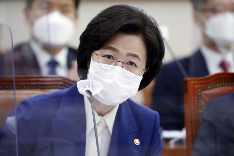 추미애 법무부 장관이 지난달 26일 오전 서울 여의도 국회에서 열린 법제사법위원회의 법무부, 대법원, 감사원, 헌법재판소, 법제처 종합감사에서 질의에 답하고 있다. [이미지출처=연합뉴스]
