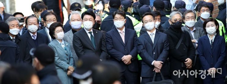 [이데일리 방인권 기자] 회사 자금 횡령과 뇌물 수수 혐의 등으로 지난달 29일 대법원 상고심에서 징역 17년이 확정돼 2일 오후 구치소로 재수감되는 이명박 전 대통령의 서울 강남구 논현동 자택 앞에 이 전 대통령의 지지자들과 정치인들이 모여 있다.