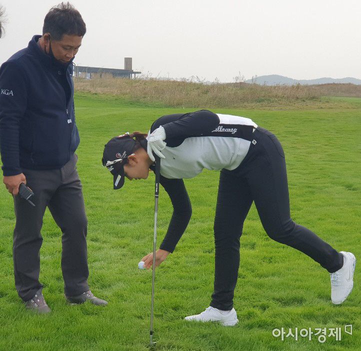 [포토] “볼이 땅에 박힌 것 같아요…” 경기위원장과 상의하는 학생