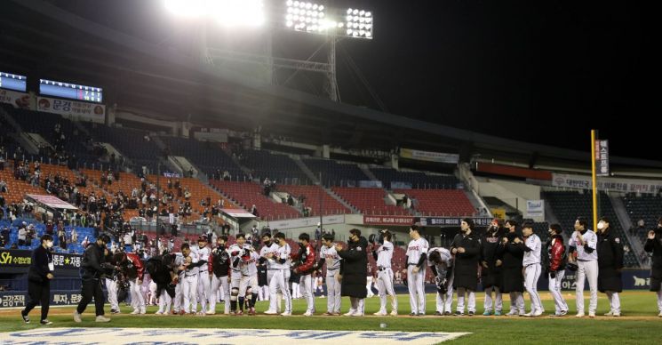 2일 오후 서울 송파구 잠실야구장에서 열린 프로야구 '2020 신한은행 SOL KBO 포스트시즌‘ 와일드카드 결정전 1차전 키움히어로즈와 LG트윈스의 경기, LG가 4:3 승리를 거뒀다. 경기 후 인사하는 LG 선수단.