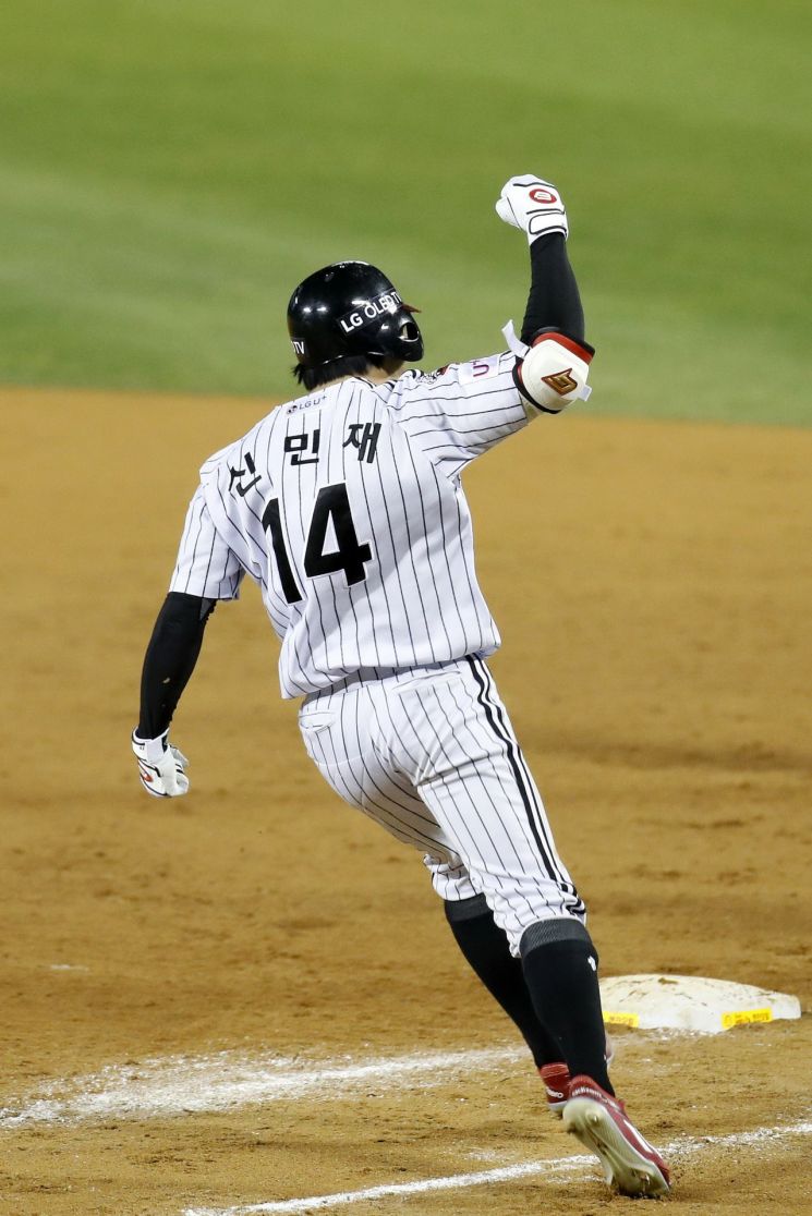 2일 오후 서울 송파구 잠실야구장에서 열린 프로야구 '2020 신한은행 SOL KBO 포스트시즌‘ 와일드카드 결정전 1차전 키움히어로즈와 LG트윈스의 경기에서 연장 13회말 LG 공격 2사 주자 만루에서 신민재가 끝내기 역전 안타를 치고 기뻐하고 있다.