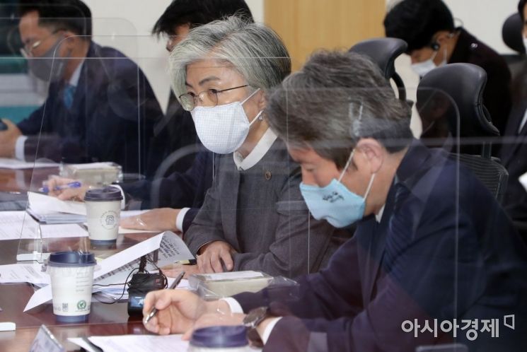 강경화 외교부 장관이 3일 국회에서 열린 외교통일 당정협의에 참석, 모두발언을 하고 있다./윤동주 기자 doso7@