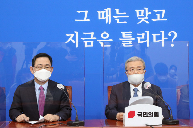 김종인(오른쪽) 국민의힘 비상대책위원장이 1일 국회에서 열린 민주당 ‘손바닥 뒤집기’ 몰염치 공천 규탄 긴급기자간담회에서 발언하고 있다.왼쪽은 주호영 원내대표./연합뉴스