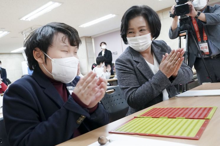 김정숙 여사가 3일 서울 종로구 서울맹학교에서 '손끝으로 만나는 세상'을 주제로 열린 제94주년 점자의날 기념 점자대회에 참석해 시각장애 학생들을 격려하고 있다. (사진 연합뉴스)