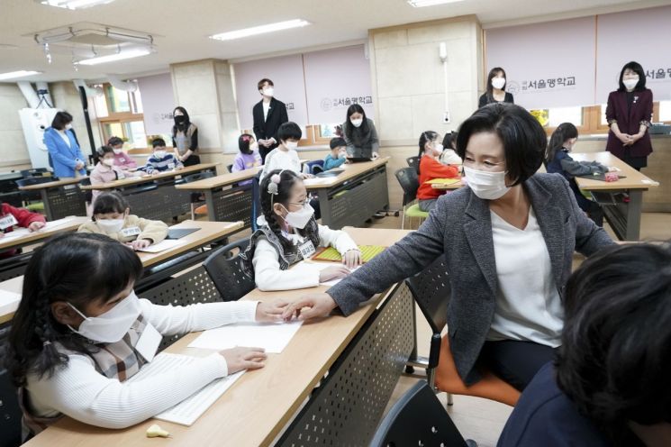 김정숙 여사가 3일 서울 종로구 서울맹학교에서 '손끝으로 만나는 세상'을 주제로 열린 제94주년 점자의날 기념 점자대회에 참석해 시각장애 학생들을 격려하고 있다. (사진 연합뉴스)