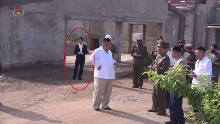 북한 김정은 국무위원장이 황해북도 황주군 광천닭공장 건설 현장을 현지 지도했다고 지난 7월 23일 조선중앙TV가 보도했다. 김 위원장의 여동생인 '백두혈통' 김여정 노동당 제1부부장(빨간 원)도 까만 바지정장 차림으로 현장에 동행했다. 김 제1부부장은 순천인비료공장 준공식, 평양종합병원 건설 현장지도 등 김 위원장이 공개활동에 나설 때마다 지근거리에서 수행하는 모습이 포착됐다. <사진=조선중앙TV 화면 캡처>
