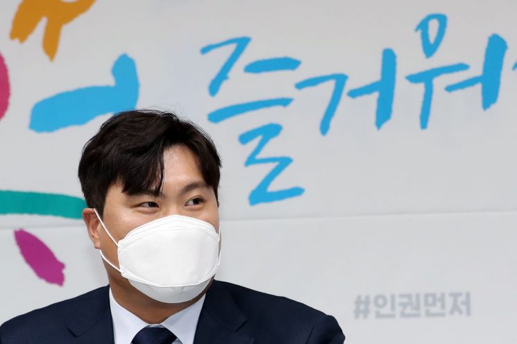 ‘코리안 몬스터' 류현진(32.토론토 블루제이스)이 3일 오후 서울 중구 국가인권위원회에서 진행된 스포츠인권 증진을 위한 홍보활동을 마친 뒤 인터뷰를 하고 있다.