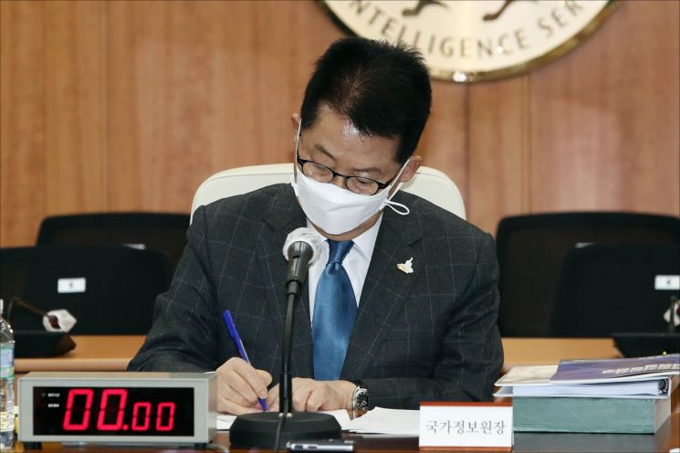 박지원 국정원장이 3일 국정원 청사에서 열린 국회 정보위원회의 국정감사에서 메모를 하고 있다.
