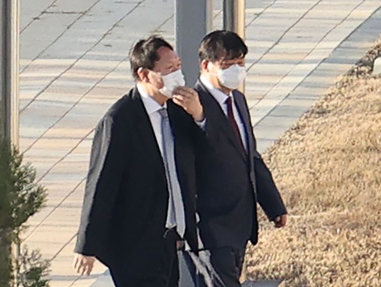 윤석열 검찰총장이 3일 오후 진천 법무연수원에서 올해 부장검사로 승진한 30여 명을 대상으로 강연을 하기 위해 연수원 내에서 이동하고 있다. [이미지출처=연합뉴스]